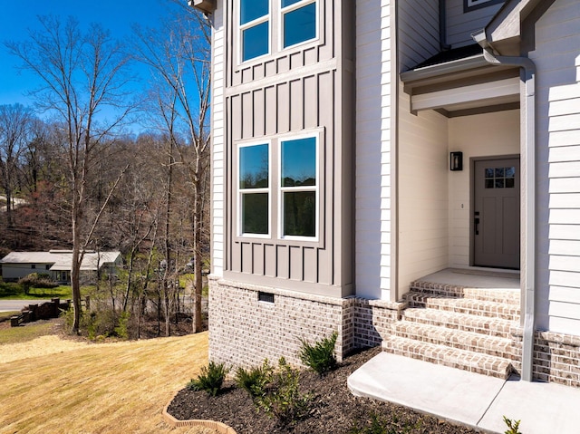 6221 Alexandra Pl, Chattanooga, TN 37416 - property entrance featuring board and batten siding