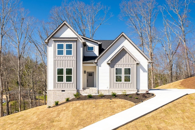 6221 Alexandra Pl, Chattanooga, TN 37416 - view of front of property featuring board and batten siding and a front lawn