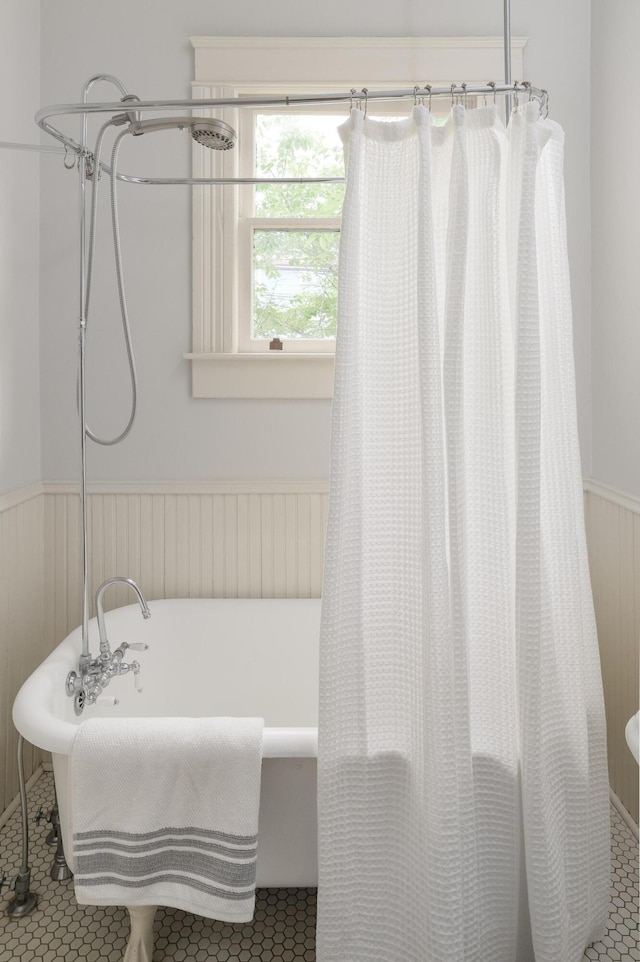 1501 Chamberlain Ave, Chattanooga, TN 37404 - bathroom with wainscoting