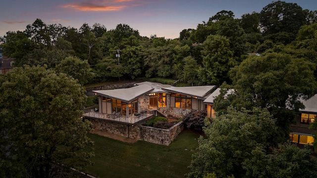 702 S Crest Rd, Chattanooga, TN 37404 - aerial view of property and surrounding area with a heavily wooded area