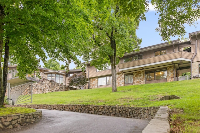 702 S Crest Rd, Chattanooga, TN 37404 - view of front of property with stone siding and a front lawn