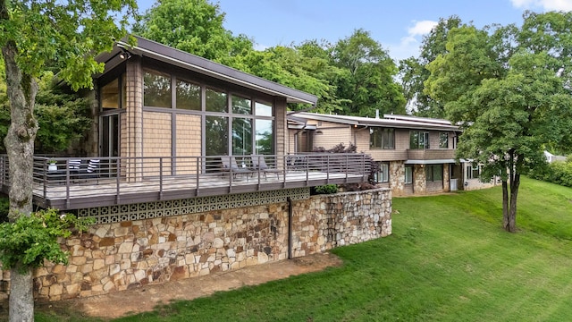 702 S Crest Rd, Chattanooga, TN 37404 - back of property featuring a lawn and a balcony