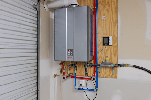 702 S Crest Rd, Chattanooga, TN 37404 - utility room featuring water heater