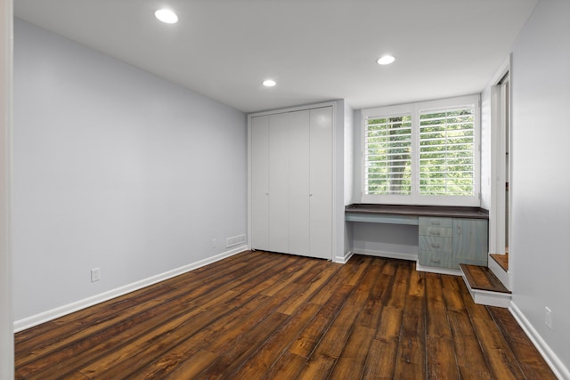 702 S Crest Rd, Chattanooga, TN 37404 - unfurnished bedroom featuring dark wood-style floors, baseboards, recessed lighting, and a closet