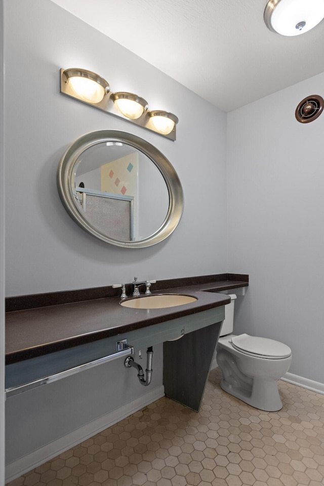 702 S Crest Rd, Chattanooga, TN 37404 - bathroom featuring a sink and toilet