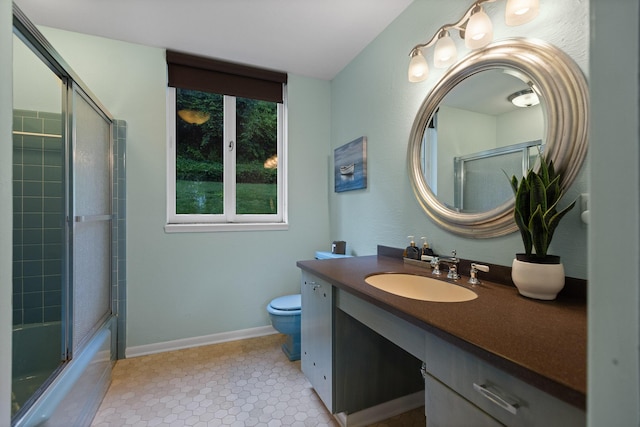 702 S Crest Rd, Chattanooga, TN 37404 - full bath featuring vanity, toilet, enclosed tub / shower combo, and baseboards