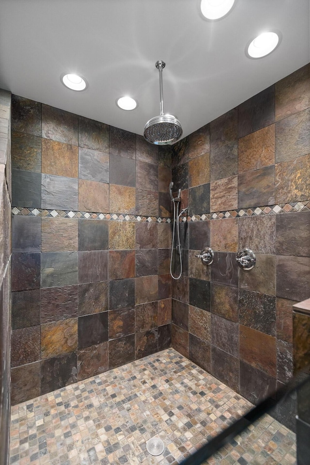702 S Crest Rd, Chattanooga, TN 37404 - full bath with tiled shower and recessed lighting