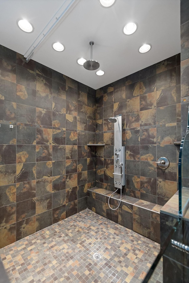 702 S Crest Rd, Chattanooga, TN 37404 - bathroom featuring a tile shower and recessed lighting