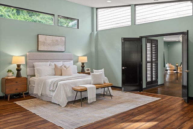 702 S Crest Rd, Chattanooga, TN 37404 - bedroom featuring wood finished floors and a towering ceiling