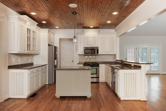 8650 Homecoming Dr, Chattanooga, TN 37421 - kitchen featuring appliances with stainless steel finishes, a peninsula, a sink, decorative backsplash, and recessed lighting