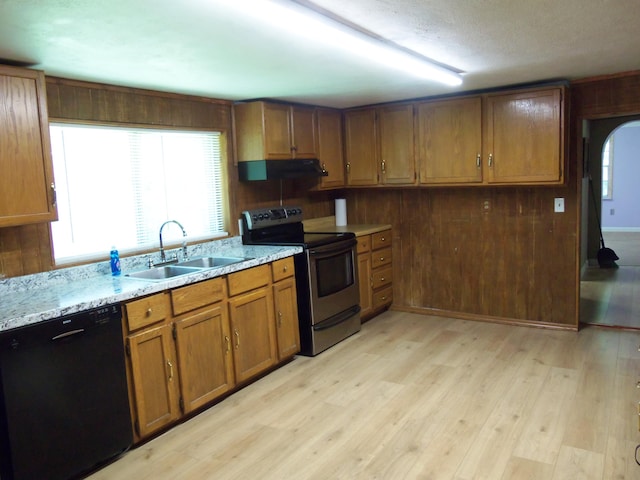 895 W Schmitt Rd, Rossville, GA 30741 - kitchen with electric stove, black dishwasher, a sink, light wood finished floors, and exhaust hood