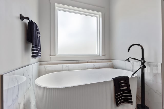 300 Dogwood Ln, Fort Oglethorpe, GA 30742 - full bath with plenty of natural light and a soaking tub