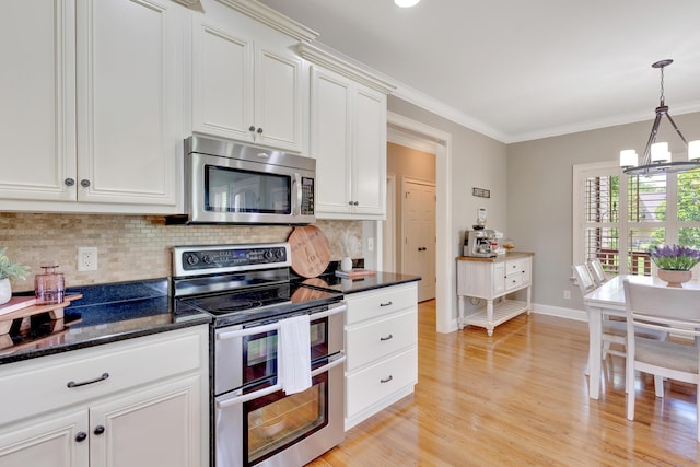 3429 Willow Lake Cir, Chattanooga, TN 37419 - kitchen featuring stainless steel appliances, a chandelier, tasteful backsplash, light wood-style floors, and ornamental molding