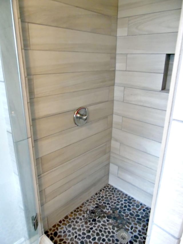 135 Joseph Daniel Ln, Jasper, TN 37347 - full bathroom featuring a stall shower