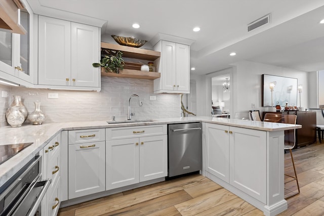 1131 Stringers Ridge Rd Unit 12E, Chattanooga, TN 37405 - kitchen with stainless steel appliances, a sink, a peninsula, white cabinets, and light wood finished floors