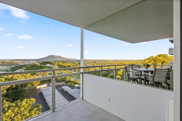 1131 Stringers Ridge Rd Unit 12E, Chattanooga, TN 37405 - balcony featuring a mountain view and outdoor dining space
