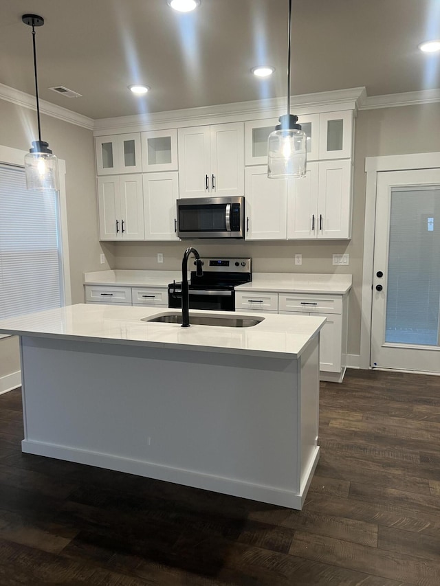 549 Willow Grv Ct Unit 69, Ringgold, GA 30736 - kitchen with appliances with stainless steel finishes, ornamental molding, a sink, light countertops, and white cabinetry