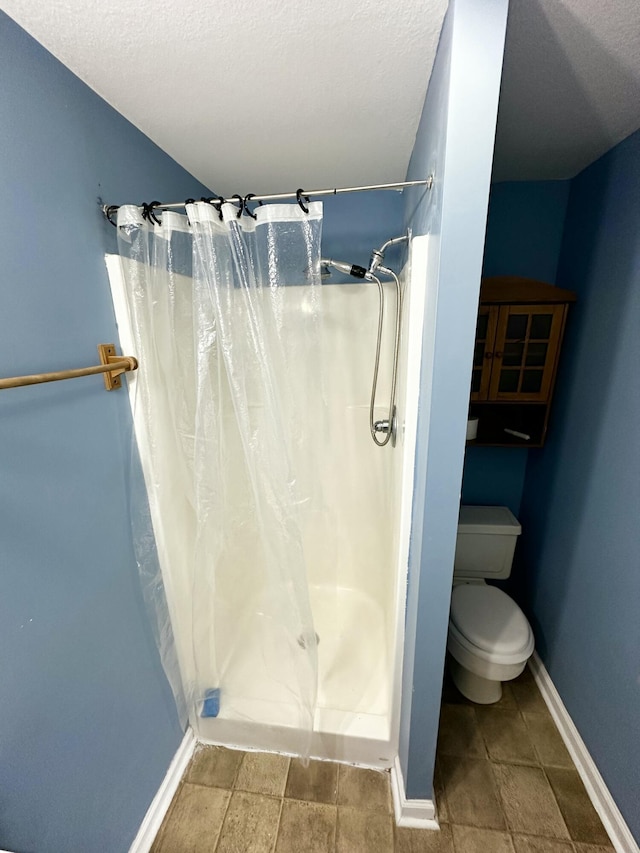 219 Igou Ferry Rd, Soddy Daisy, TN 37379 - full bathroom featuring curtained shower, toilet, baseboards, and a textured ceiling