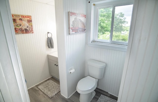 4022 Belvoir Pines Dr, Chattanooga, TN 37412 - half bath featuring vanity, wood finished floors, and toilet