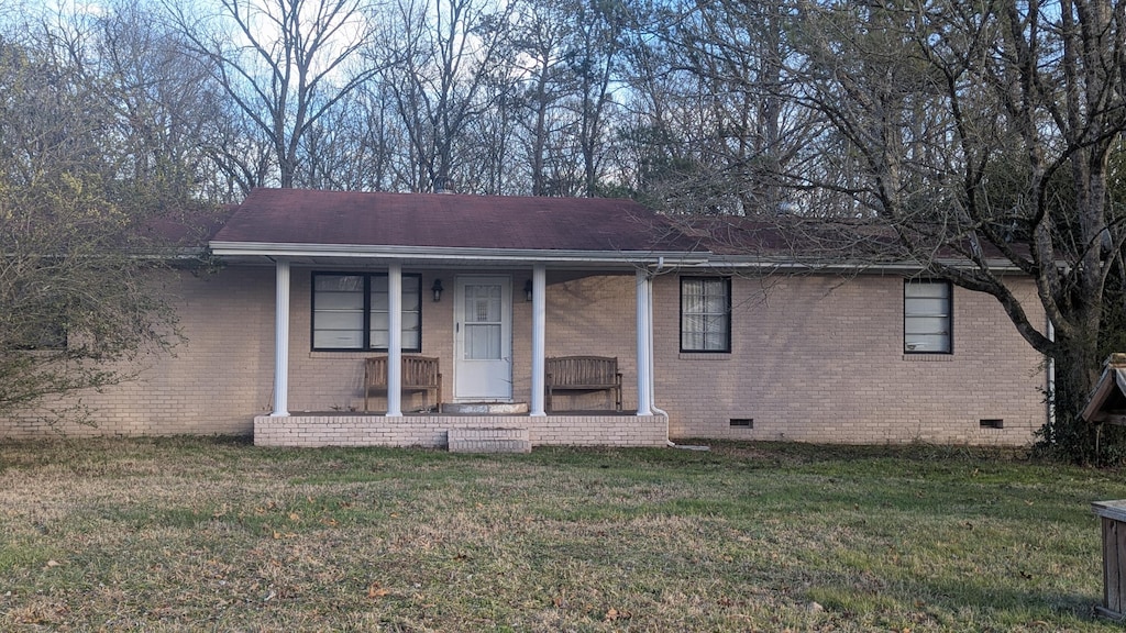 135 Foster Ln, Ringgold, GA 30736 - ranch-style home featuring crawl space, a porch, brick siding, and a front yard