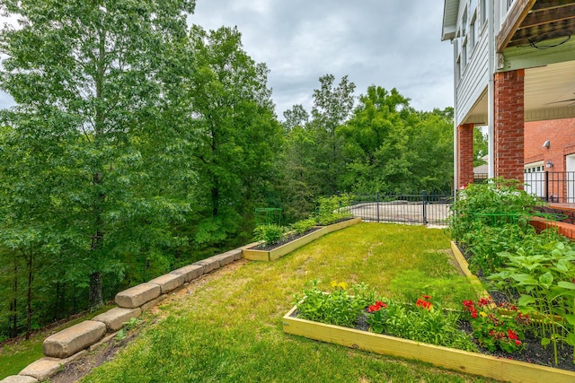 9548 Shadow Crossing Ln, Chattanooga, TN 37421 - view of yard featuring a garden
