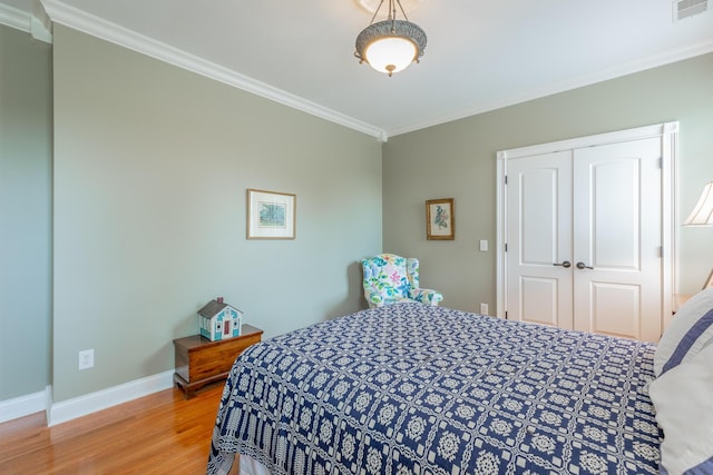 9548 Shadow Crossing Ln, Chattanooga, TN 37421 - bedroom featuring ornamental molding, wood finished floors, a closet, and baseboards