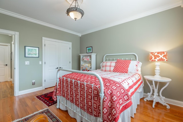 9548 Shadow Crossing Ln, Chattanooga, TN 37421 - bedroom featuring wood finished floors, ornamental molding, baseboards, and a closet