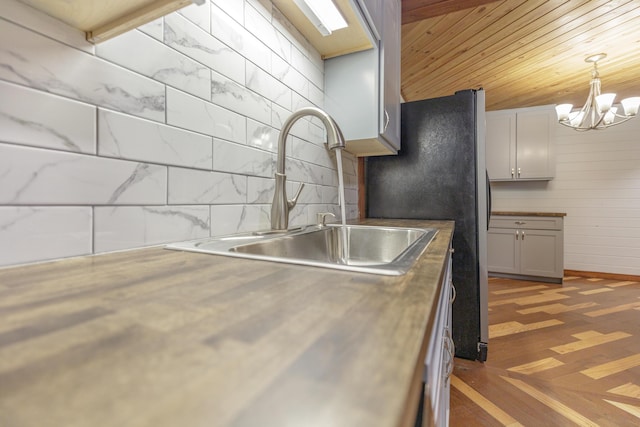 252 Valley View Dr, Dunlap, TN 37327 - kitchen featuring a sink, backsplash, a chandelier, pendant lighting, and baseboards