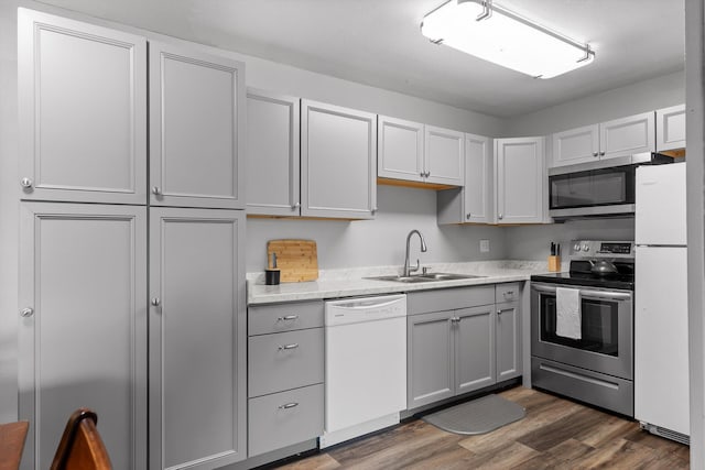 900 Mountain Creek Rd Unit P234, Chattanooga, TN 37405 - kitchen featuring stainless steel appliances, a sink, light countertops, and dark wood finished floors