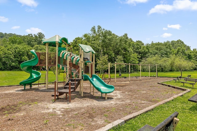 900 Mountain Creek Rd Unit P234, Chattanooga, TN 37405 - community play area featuring a yard