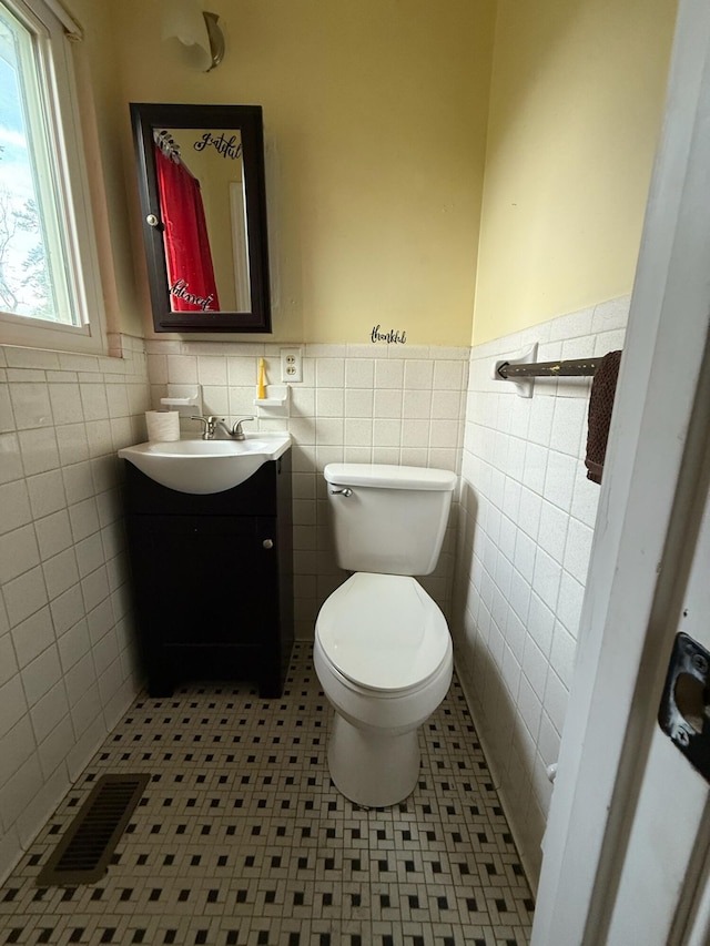 4509 Dumac Rd, Chattanooga, TN 37416 - half bathroom featuring tile walls, a wainscoted wall, vanity, and tile patterned floors