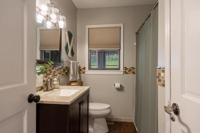 3606 Gleason Dr, Chattanooga, TN 37412 - full bath featuring backsplash, vanity, wood finished floors, and a shower with curtain