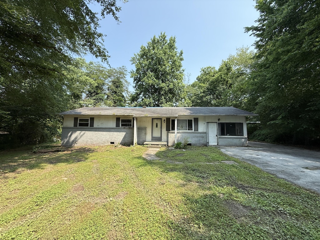7455 Moses Rd, Hixson, TN 37343 - single story home featuring a front lawn