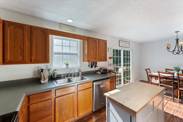 487 Ridge Rd, Lafayette, GA 30728 - kitchen with stainless steel appliances, a sink, a chandelier, dark wood-style flooring, and a textured ceiling