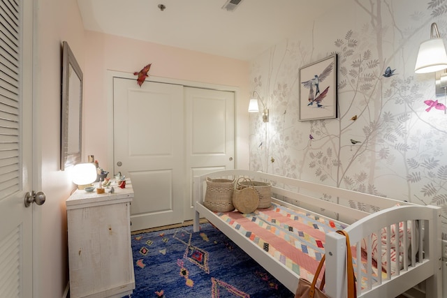 200 Manufacturers Rd Apt 507, Chattanooga, TN 37405 - bedroom with wallpapered walls and a closet