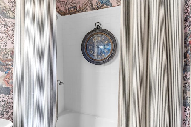 1000 E Martin Luther King Blvd Unit 102, Chattanooga, TN 37403 - bathroom view of wallpapered walls and shower / bath combo