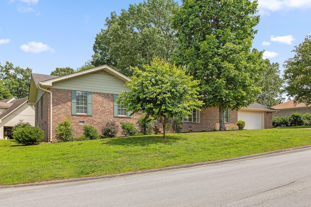1003 Stone Crest Cir, Chattanooga, TN 37421 - view of front facade with brick siding, a garage, and a front yard