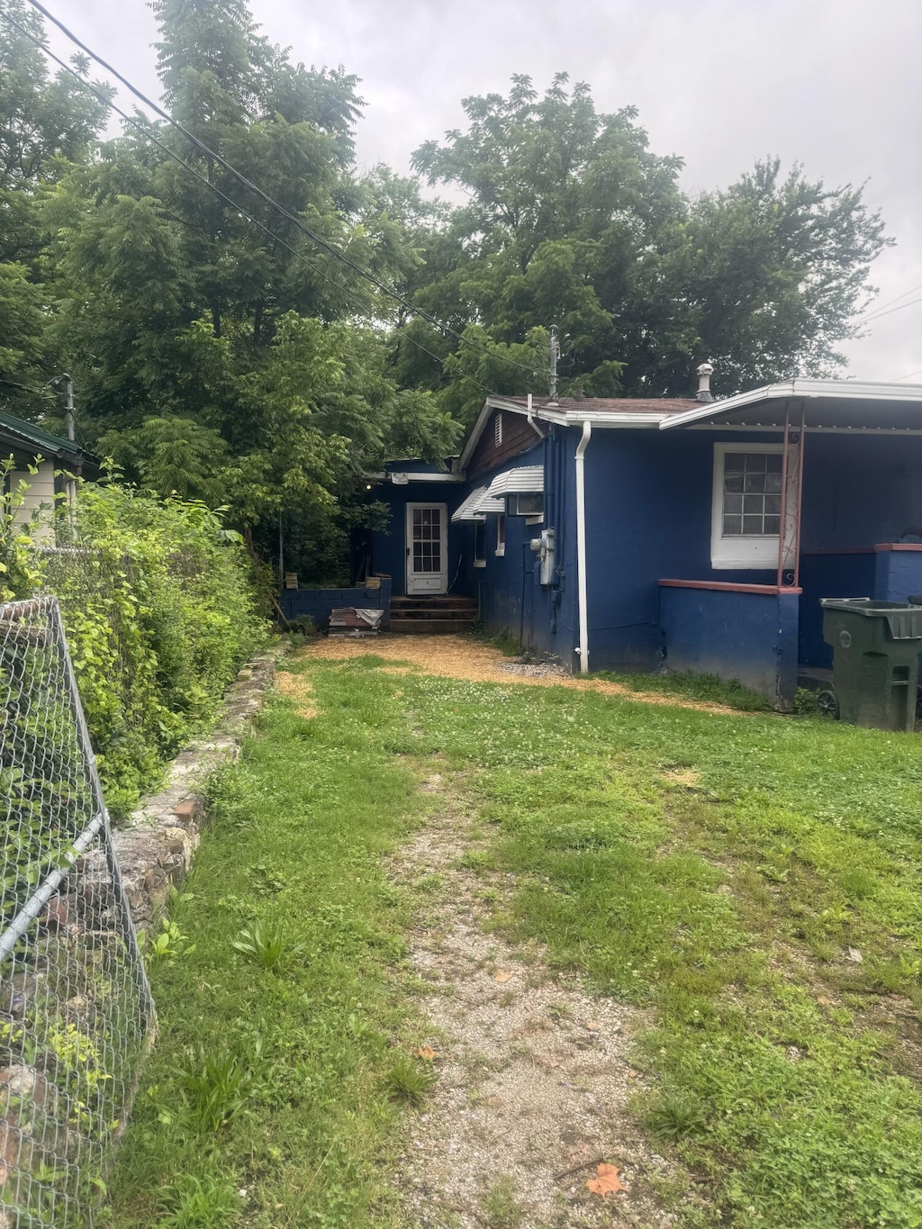 1900 Garfield St, Chattanooga, TN 37404 - view of yard featuring entry steps