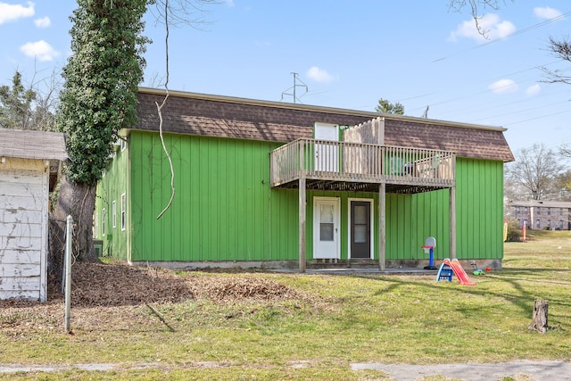 32 S Germantown Rd, Chattanooga, TN 37411 - view of front of property featuring mansard roof, a deck, a front yard, and roof with shingles