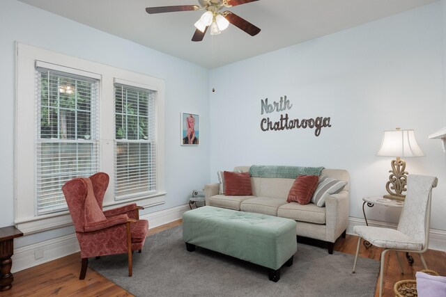 602 Oliver St, Chattanooga, TN 37405 - living area featuring wood finished floors and ceiling fan