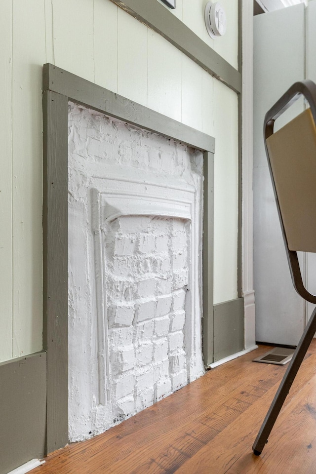 602 Oliver St, Chattanooga, TN 37405 - detailed view of wood finished floors and a smoke detector
