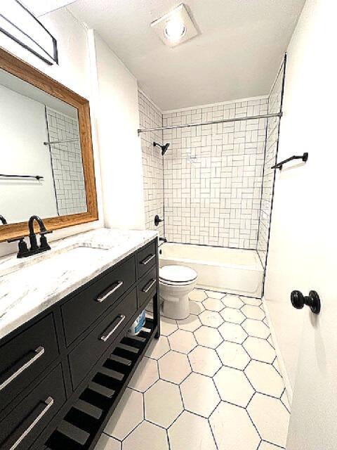 900 Mountain Creek Rd Unit V 478, Chattanooga, TN 37405 - bathroom with vanity, toilet, tile patterned floors, and tub / shower combination