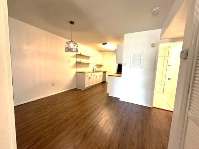 900 Mountain Creek Rd Unit V 478, Chattanooga, TN 37405 - unfurnished living room with dark wood finished floors, a sink, and baseboards