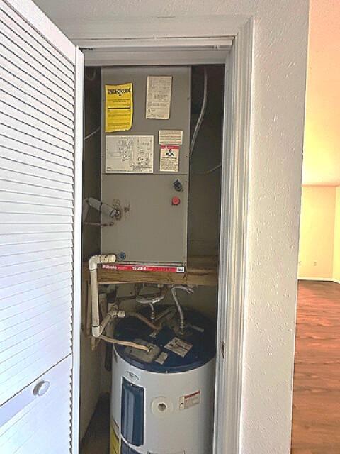 900 Mountain Creek Rd Unit V 478, Chattanooga, TN 37405 - utilities featuring electric water heater
