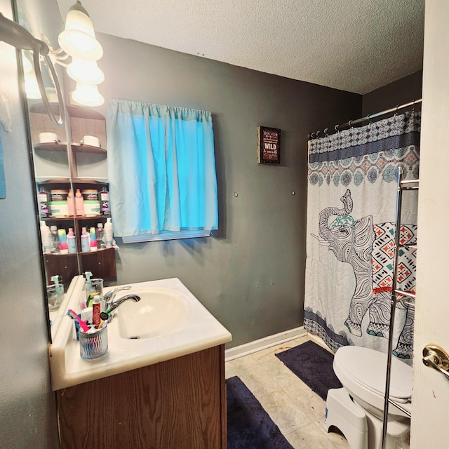 1610 Castleberry Ave, Chattanooga, TN 37412 - bathroom featuring vanity, toilet, a textured ceiling, baseboards, and curtained shower