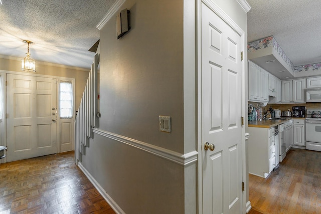 1820 Colonial Way Cir, Hixson, TN 37343 - entryway featuring a textured ceiling, ornamental molding, and baseboards