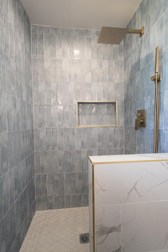 4407 Bennett Rd, Chattanooga, TN 37412 - bathroom featuring a tile shower