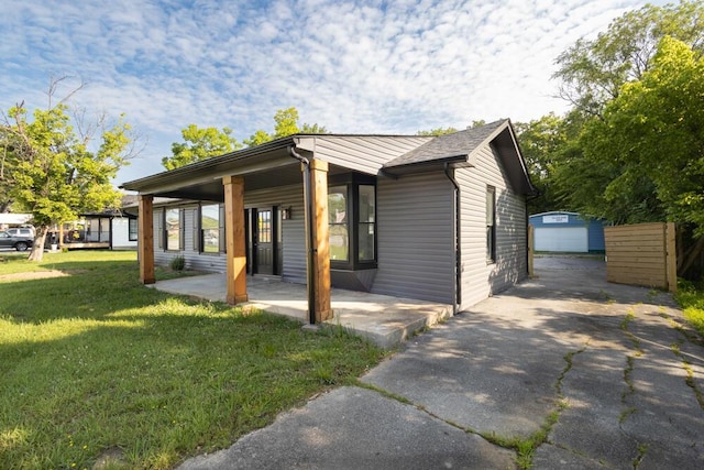4407 Bennett Rd, Chattanooga, TN 37412 - view of front of property featuring a front yard, an outdoor structure, a porch, and a detached garage