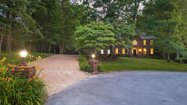 3 Chamblee Ct, Signal Mountain, TN 37377 - view of front facade featuring a front yard and driveway