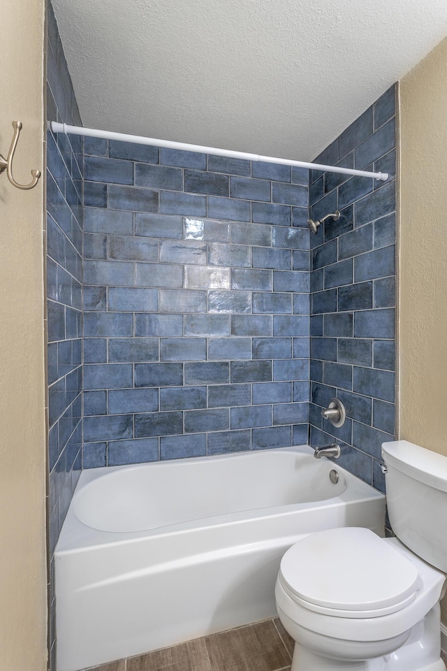 900 Mountain Creek Rd Unit Q263, Chattanooga, TN 37405 - full bath featuring shower / bathtub combination, a textured wall, a textured ceiling, and wood finished floors